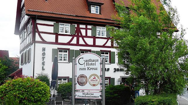 Das Gasthaus Hotel &bdquo;Zum Kreuz&ldquo; bereichert das Stettener Ortsbild. Viele Mitbürger freuen sich, dass die Familie Traut das ...