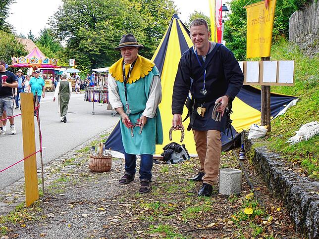 Christoph Möhrle (links) und Bürgermeister Stephan Frickinger beim Hufeisenwerfen. Foto: Heinrich Sturm