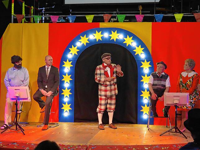 Zum Ratequiz traten gegeneinander an: Das leidige Ehepaar Marianne und Michael Sänger (von rechts) Nicole Schmidt, Ulli Meier, Moderator ...