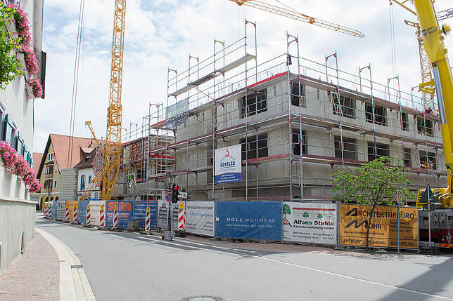 An der Hauptstraße und hier an der Ecke zur Bachstraße wird und wurde jüngst viel gebaut. Darüber, ob die neuen Gebäude ins Ortsbild ...