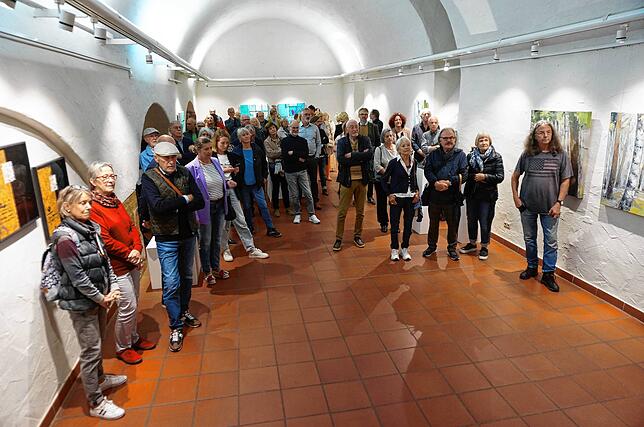 Blick auf die Besucher im Tiengener Schlosskeller bei der Präsentation der fünf Kunstwerke, die beim Bildhauer-Symposium entstanden sind.
