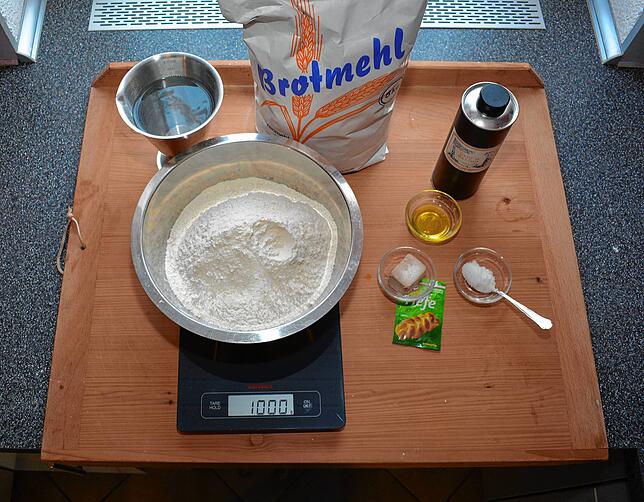 Das ist alles was man braucht, um das Rezept nach Müller Ulrich Wolfs Mutter zu backen: Ein Kilo Mehl, einen Würfel Hefe oder zwei ...