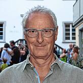 „Die Atmosphäre hier im Innenhof ist einfach toll. Gut, dass da auch mal was für jüngeres Publikum angeboten wird. Nichts gegen ...