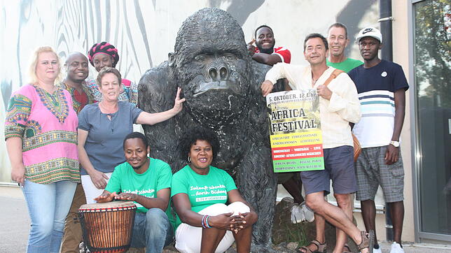 Die Organisatoren des Africa Festivals Bad Säckingen: (von links) Lisa Sanneh, Steve und Annick Kommogne, Claudia Jacobasch, Nassa ...