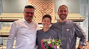 Bürgermeister Adrian Schmidle (von links) gratuliert Diana Kaiser und Jochen Kaiser zur Neueröffnung vonm Kaiser‘s Wurststube im ...