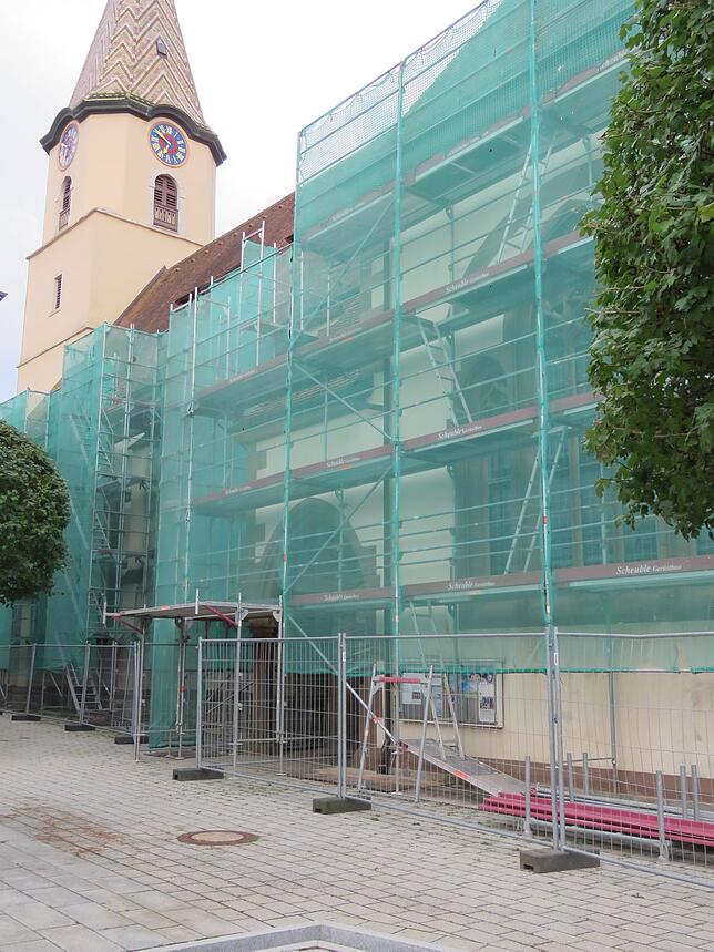 Nach vierzig Jahren wurde das Langhaus der Geisinger Pfarrkirche im letzten Sommer wieder eingerüstet. Fassade und Dach werden ...