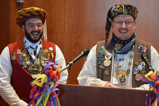 Seegockel-Zunftmeister Oliver Venus (lnks) hat beim Zunftmeisterempfang am Sonntag im GZH viel Spaß mit ANR-Präsident Gusti Reichle.