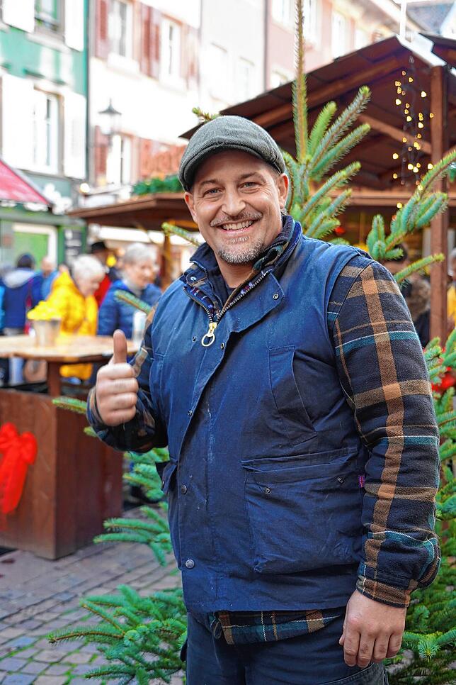 Bernardo Heinen aus München erbaute die große Holzweihnachtspyramide, unter der es Glühwein und heiße Cocktails gibt.