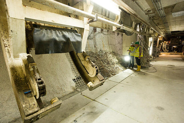 Der Tunnel-Chef Konrad Bergmeister (links) erklärt bei Innsbruck (Südtirol) in einem Baustellenabschnitt des Brenner Basistunnels (BBT) ...