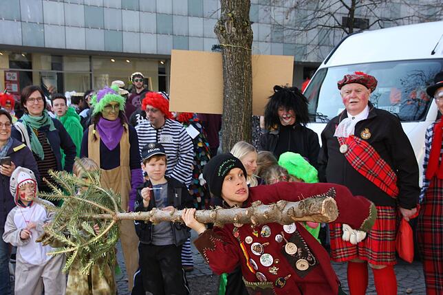 Die Schottenbande der Blätzlebuebe macht den Augustinerplatz zur Wettkampf-Arena. Beim Narrenbaum- und Teebeutel-Werfen messen sie ihre ...