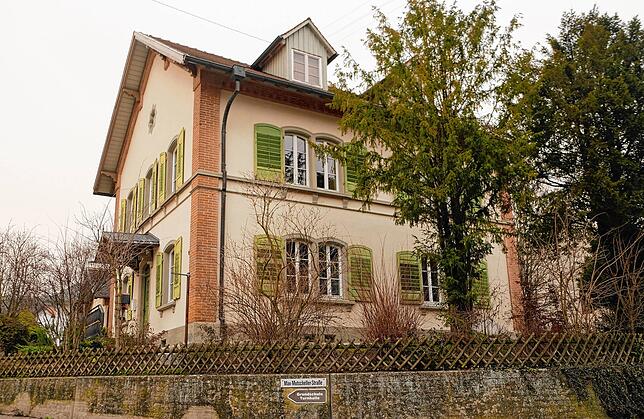 Das Pfarrhaus gegenüber der Kirche ist ein prägendes Gebäude.