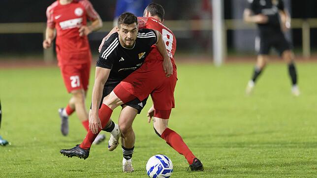 Nicht zu bremsen: Jonas Gläsemann (links) vom SV 08 Laufenburg sorgte mit seinen Treffern für den 2:0-Erfolg beim SV Bühlertal. Damit ...