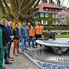 Viele Hände trugen zum Umzug des Früchtlebrunnens bei (von links): Thomas Biller, Leiter der Stadtgärtnerei, Mitarbeiter Domenic König, ...