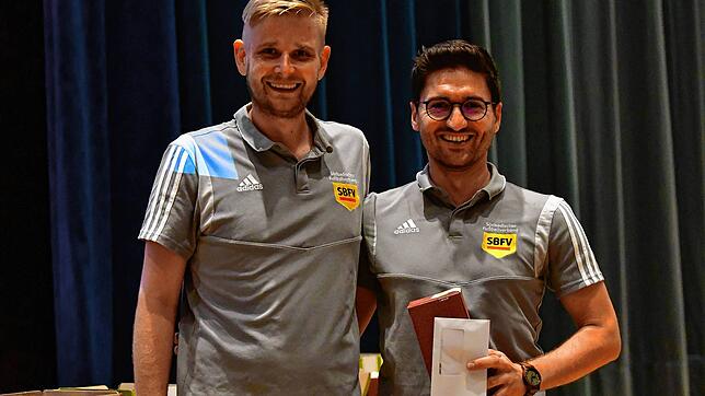 Stabwechsel: Schon zum 1. Januar beerbte Ramon Leisinger (links) vom SV Albbruck seinen Vorgänger Hafes Gerspacher vom FC Kandern.