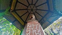 Das Hebeldenkmal wird ständig von Unbekannten im Sengelenwald besudelt. Fotos: Hönig