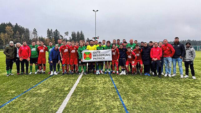 „Gute Besserung Patrick.“ Die Teams des FC Kappel und der SG Mönchweiler/Peterzell halten ein Transparent vor einer Partie Anfang November.