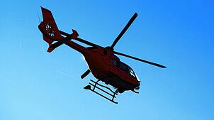 Nach dem Unfall mit einer Arbeitsmaschine startet der Rettungshubschrauber direkt an der Unfallstelle.