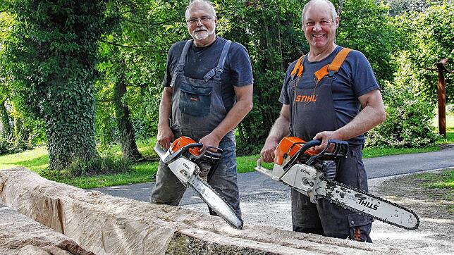 Auf dem Gelände von Schloss Randegg wird eine Holzskulptur mit der Kettensäge gefertigt: Titus Koch (l.) unterstützt Künstler Armin ...