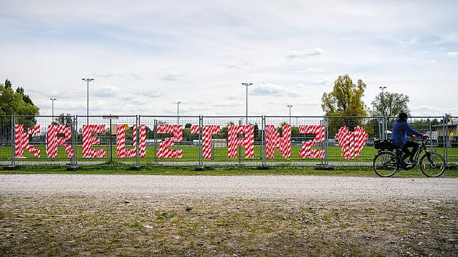 Der Schriftzug Kreuztanz zierte ab dem 19. April den Grenzzaun auf der Kunstgrenze in Klein Venedig in Konstanz.
