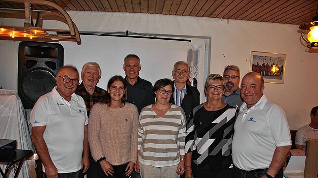 Der Vorsitzende des Skiclubs Öflingen, Ralph Merkle (rechts), ehrt  Mitglieder bei der 60-Jahr-Feier. Im Bild (von links) Rainer ...