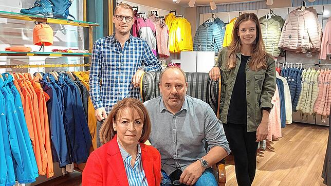 Zum 40. Geburtstag des Sporthauses Schmidt übergeben Birgit und Daniel Frauenfelder (vorne) ihr Geschäft an Anna Frauenfelder und Fabian ...