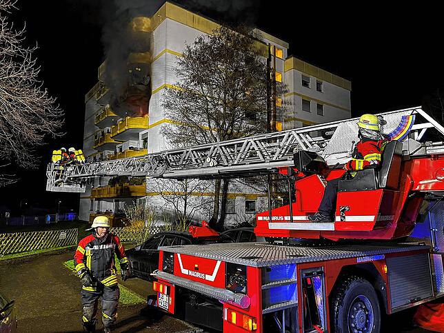 Einsatz mitten in der Nacht: Wegen einem Wohnungsbrand in einem Hochhaus im Tulpenweg ist die Feuerwehr am Montagmorgen um 3 Uhr ausgerückt.