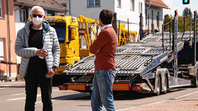 Bernd Saible (links) und Florian Heim registrieren zwar, dass der Verkehr coronabedingt an der B 31 in Hagnau abgenommen hat, im ...
