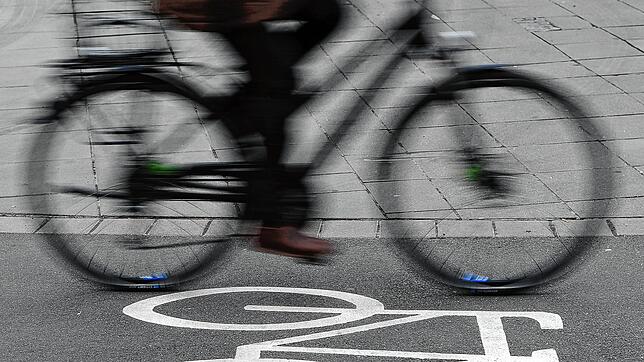 Eine Frau fährt mit ihrem Fahrrad über einen Radweg. In Owingen wurde am Dienstag eine 69-jährige Radlerin, die auf einem Radweg ...