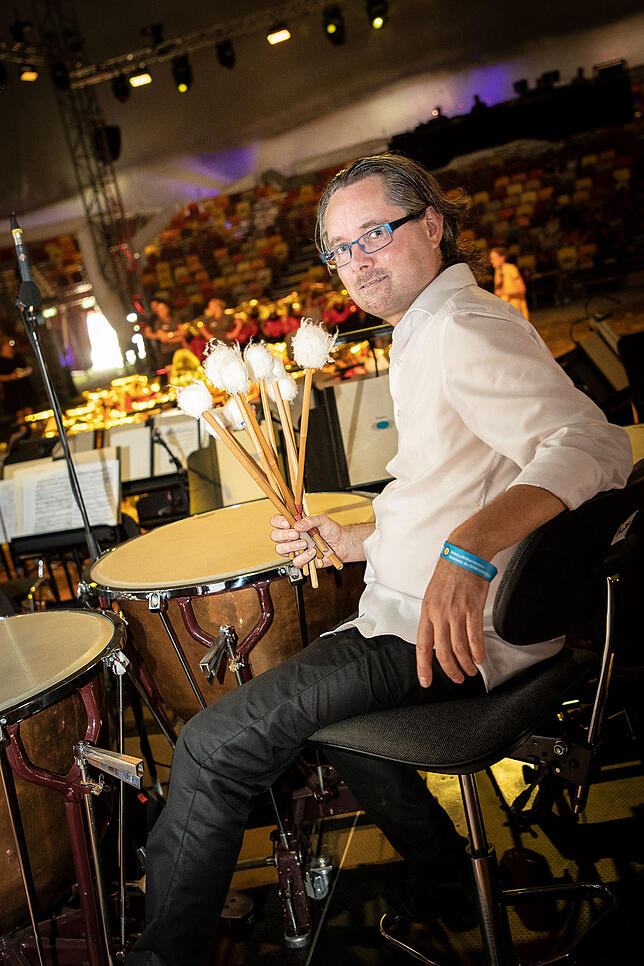 Bild 3: Die Musiker der Südwestdeutschen Philharmonie Konstanz spielen im Lustschloss-Zelt. Wir stellen sechs von ihnen vor &ndash; und ihr bestes Stück