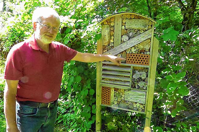 Rolf Servos zeigt ein nicht ganz optimales Insektenhaus in seinem Naturgarten. Die Löcher in den Backsteinen sind im Durchmesser zu ...