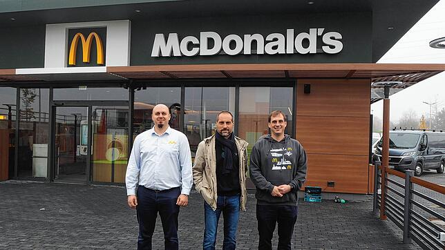 Start im Gewerbegebiet „Hinter der Kapelle“. Mit dem McDonald‘s öffnet der erste Betrieb. Anton Kartalov (Regionalleiter McDonald‘s), ...