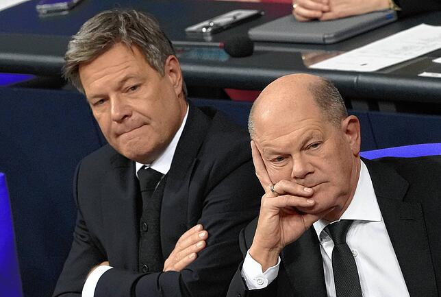 Bundeskanzler Olaf Scholz (r) und Robert Habeck, Bundeswirtschaftsminister, verfolgen im Bundestag die Debatte im Anschluss an die ...