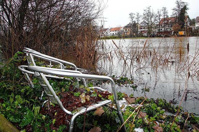 Sitzplatz mit Aussicht: Setzt man sich auf den Stuhl, blickt man vom neu entstandenen Weiher aus auf die Häuser der Gallusstraße.