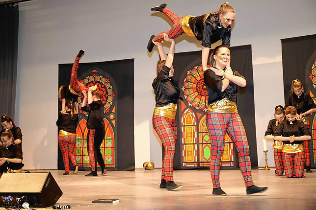 Die &bdquo;Hop-Drops&ldquo; des Sauldorfer Showtanzvereins zeigten einen flotten und artistischen Showtanz auf der Bühne der ...