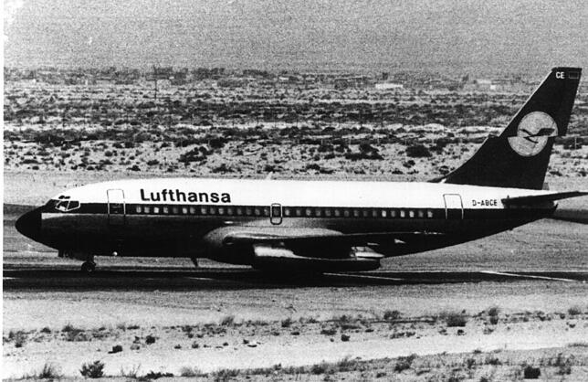 Lufthansajet "Landshut" Die von vier Terroristen gekaperte Lufthansa-Boeing 737 "Landshut" steht am 14.10.1977 auf dem Rollfeld des Flugplatzes von Dubai. Nach ...