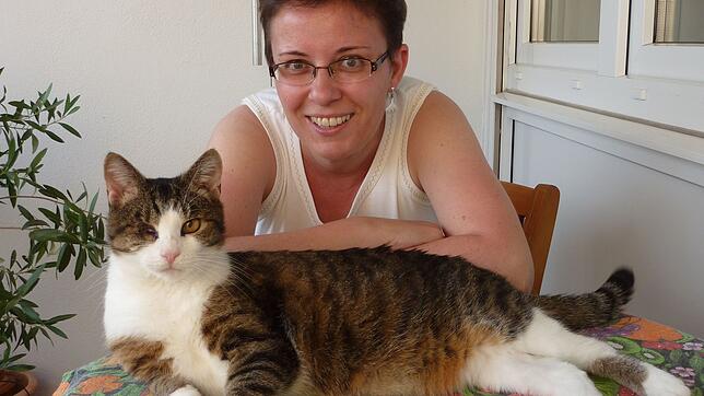 Redakteurin Beate Schierle mit ihrer Katze Lulu.