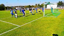 Der Keeper vom FC Anadolu Radolfzell verschätzte sich bei diesem Eckball