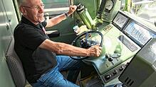 Peter Fehrenbach fährt im Simulator eine Elektrolok. Foto: Modelleisenbahnclub