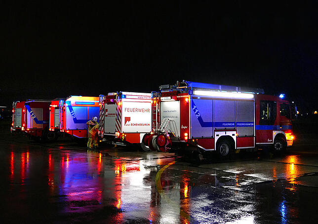Grund für den Einsatz zahlreicher Feuerwehrleute war ein technischer Defekt an einem Kleinflugzeug am Flughafen in Friedrichshafen.