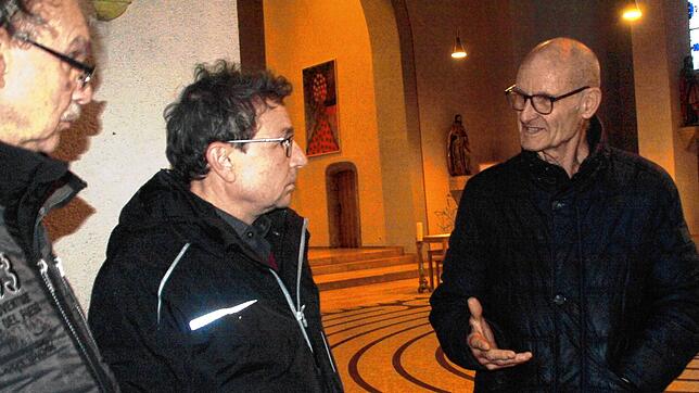 Der Restaurator und Denkmalpfleger Henning Großeschmidt (rechts) erklärt das Heizsystem. Bild: Karin Steinebrunner