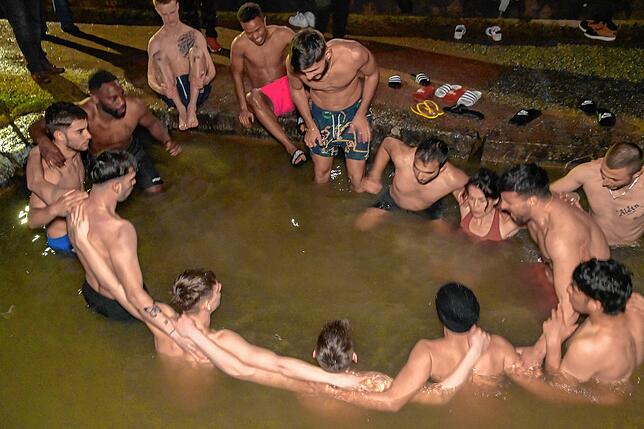 Jetzt gilt‘s. Wiebke Dirks macht es vor. Und die Jungs des FC Bad Dürrheim tauchen nach und nach bis zu den Schultern ins eiskalte ...