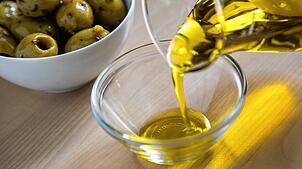 Gutes Olivenöl gehört in jede gute Küche – auch in diesem Rezept sorgt es für einen besonderen Geschmack. Außerdem ist es sehr gesund.