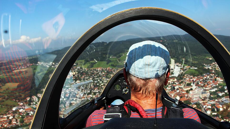 Pilot Klaus Bender ist mit seinen 76 Jahren das älteste aktive Mitglied in der Segefliegergruppe. Mit zehn Jahren saß der Rentner das ...