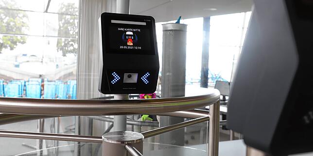 Für den kontaktlosen Eintritt: Neu stehen an den Eingängen QR-Code-Lesegeräte.