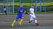 Der Kapitän der SG Eintracht, Daniel Tesch (links) und der Schonacher Steffen Schneider kämpfen um den Ball. Das Lokalderby vor großer ...