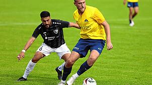 Die SG Dettingen-Dingelsdorf (Simo Meer, rechts) setzte sich 3:1gegen den VfR Stockach (Cuma Püsküllü) durch.