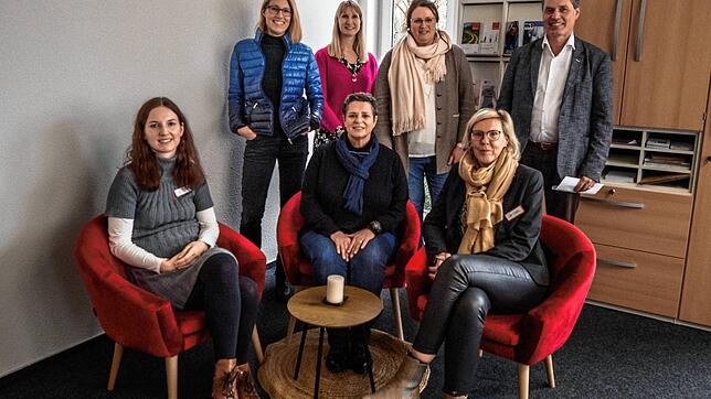 Fachberaterin Enke Berlet (von links), die Frauenbeauftragte des Landkreises Veronika Wäscher-Göggerle und Kathrin Stumpf, ...