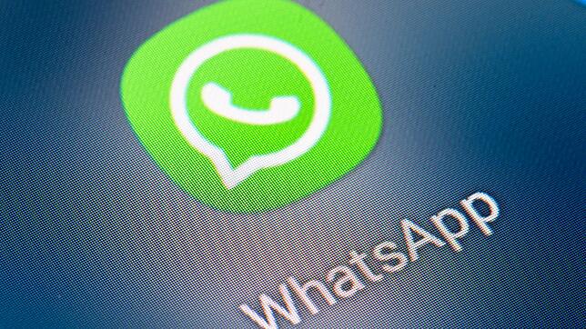 Whatsapp-Icon auf dem Bildschirm eines Smartphones. WhatsApp hat eine neue Chatsperre-Funktion vorgestellt.