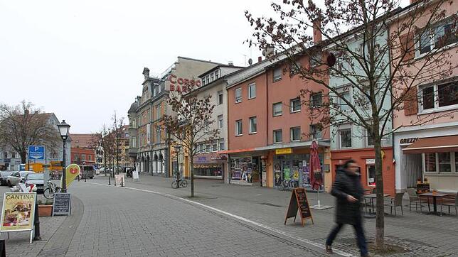 Windeln statt Wan-Tan-Taschen: Die Restaurants und das alte orangefarbene Gebäude in der Kreuzlinger Straße 14 bis 16 kommen weg. ...