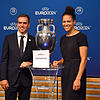 EM-Botschafter Philipp Lahm (l) und die Integrationsbotschafterin Celia Sasic (r) der deutschen Delegation stehen neben dem EM-Pokal ...